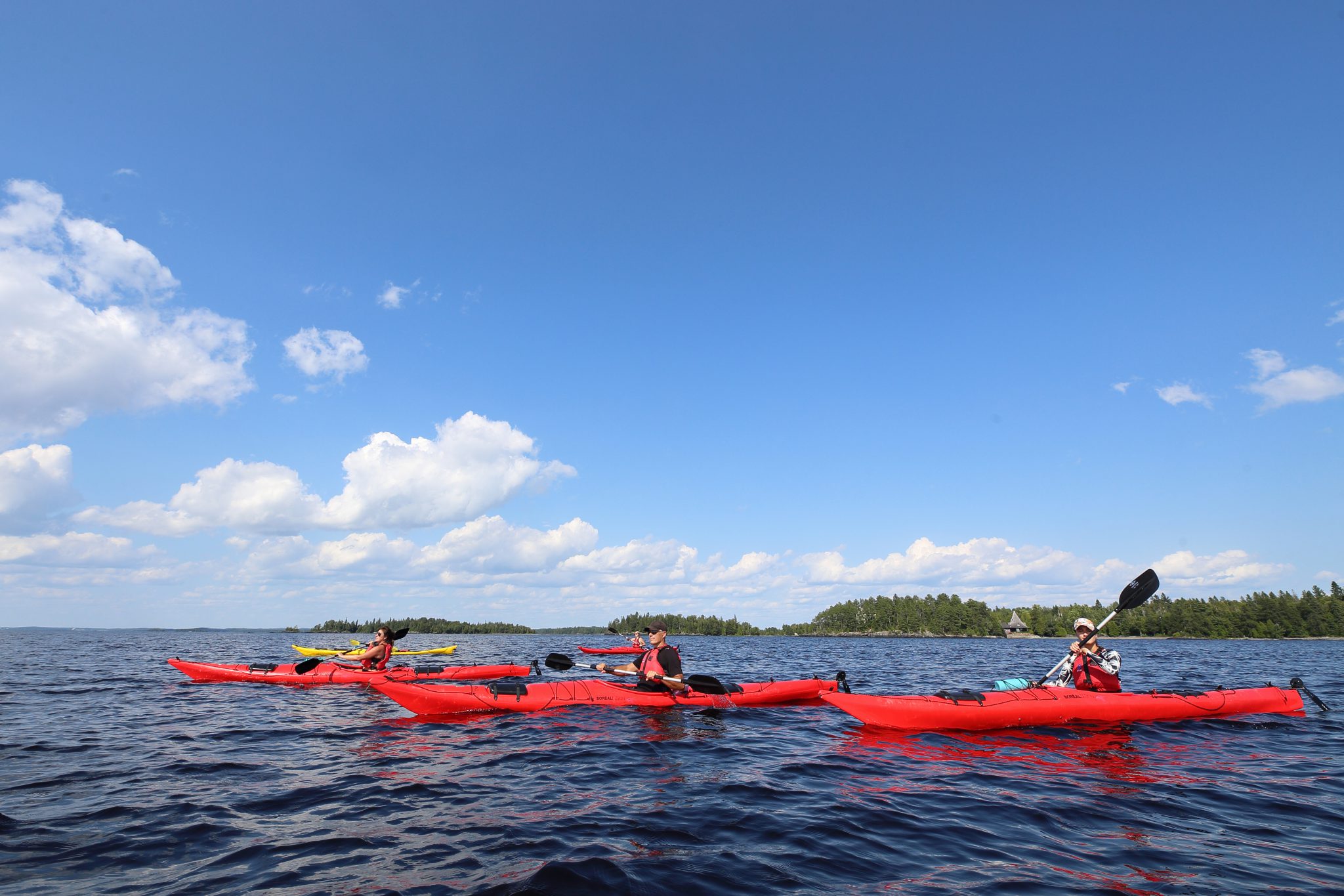 Trois kayaks rouges sur le lac